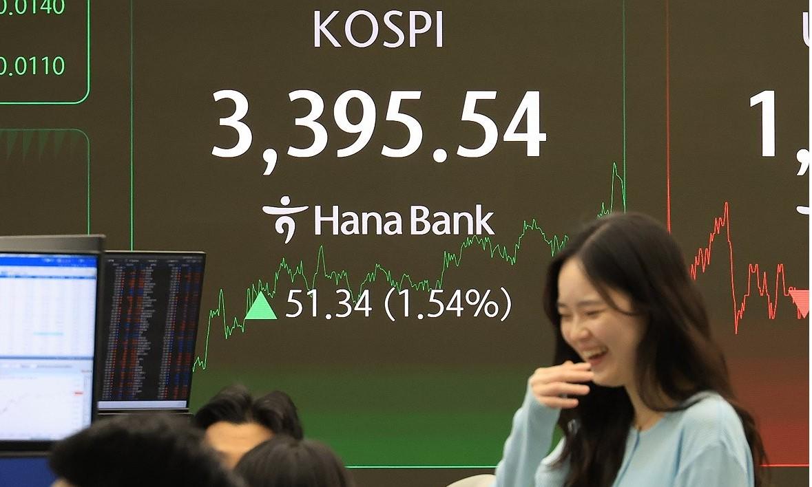 KOSPI soars to new record high on chip rally, US rate cut hopes