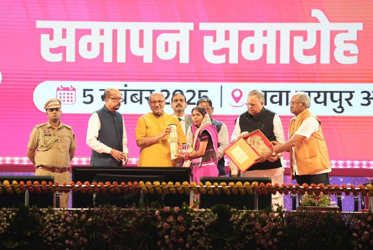 Vice President attends 'Rajat Mahotsav' of Chhattisgarh, honours 'Lakhpati Didis'