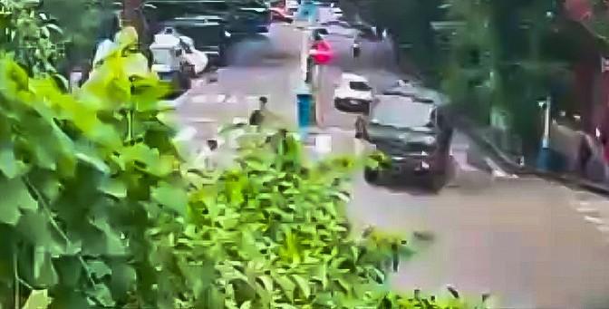 Indian Army truck driver booked for rash driving after escaping collision with Kolkata Police Commissioner's vehicle (Ld)