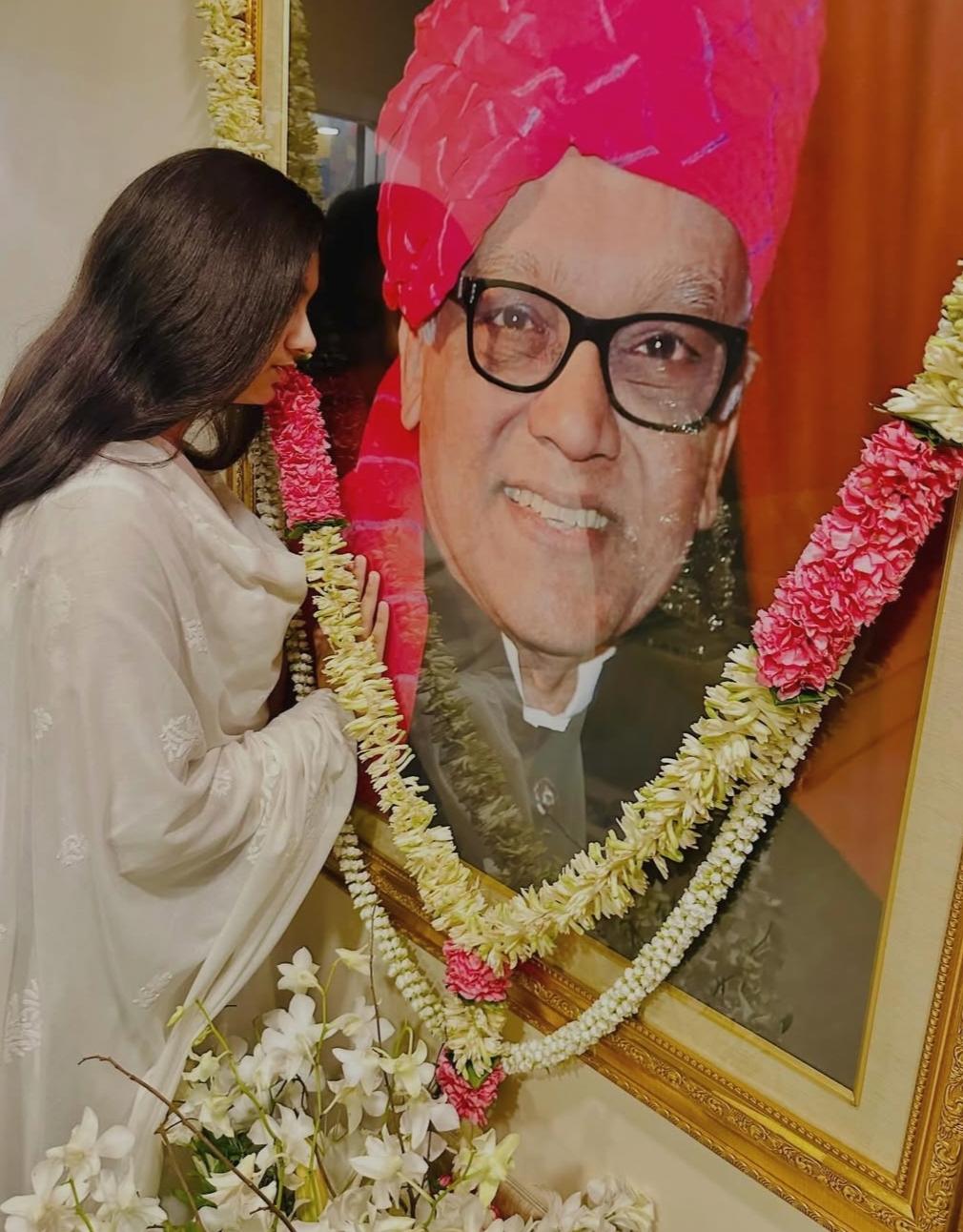 Aishwarya Rai Bachchan shares emotional pic of Aaradhya paying tribute to late father on death anniversary