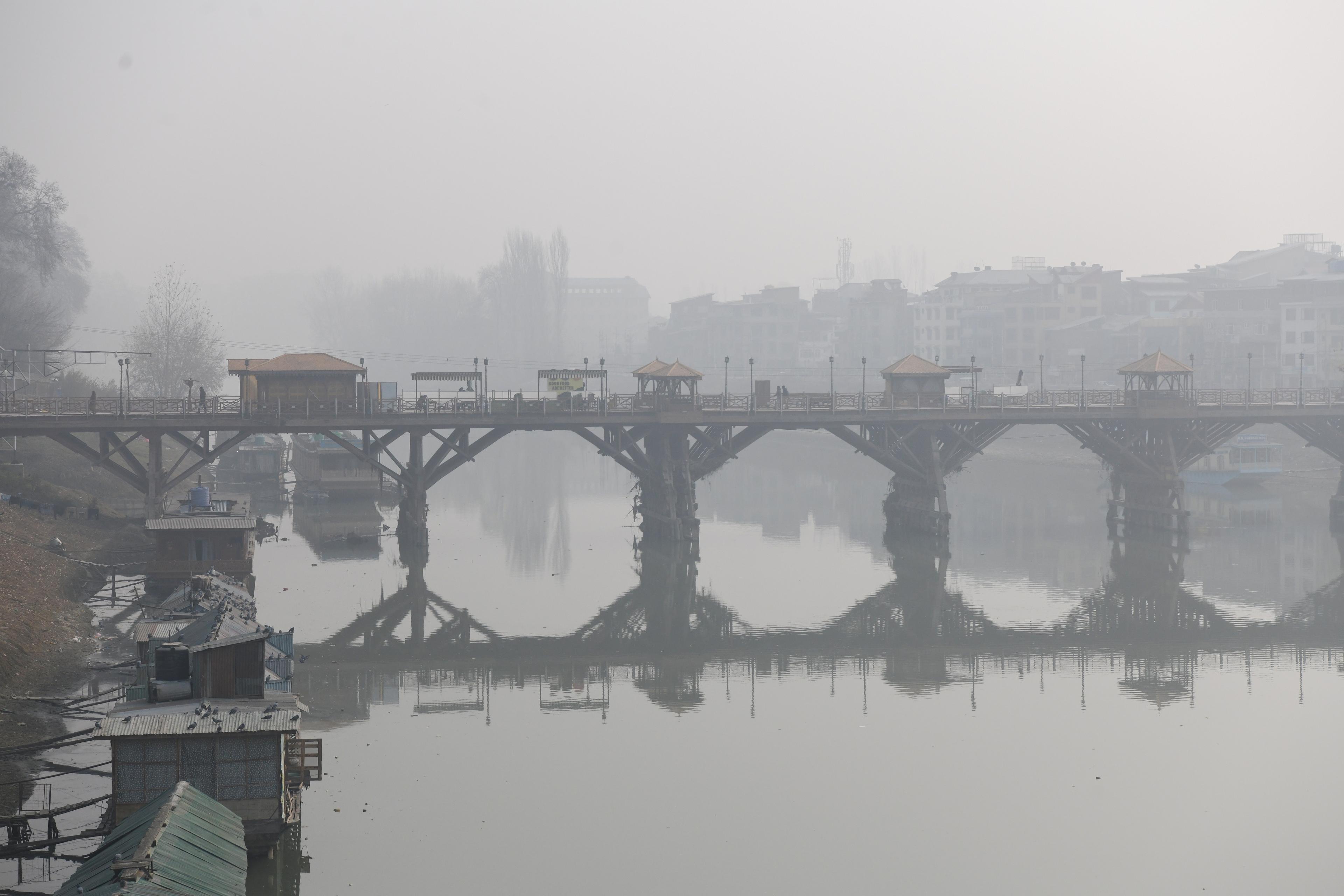 Intense cold wave continues in Kashmir; no forecast for snowfall