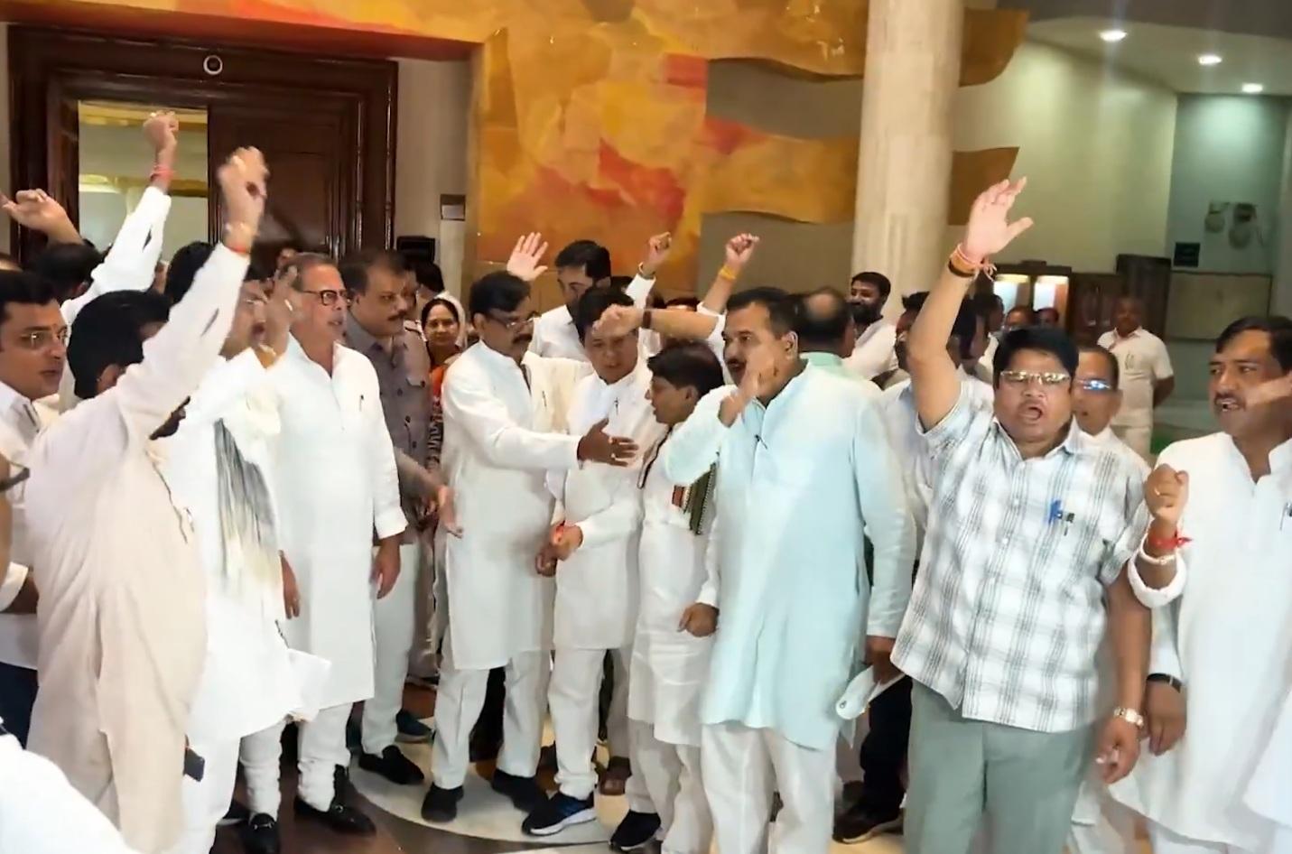 MP Assembly witnesses ruckus on fertiliser crisis and recruitment row; Oppn stages walkout