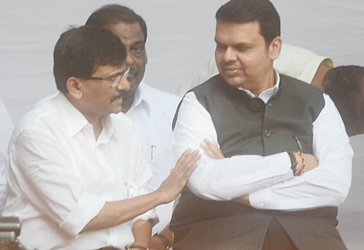 Maha: Verbal duel broke out between Fadnavis and Sanjay Raut