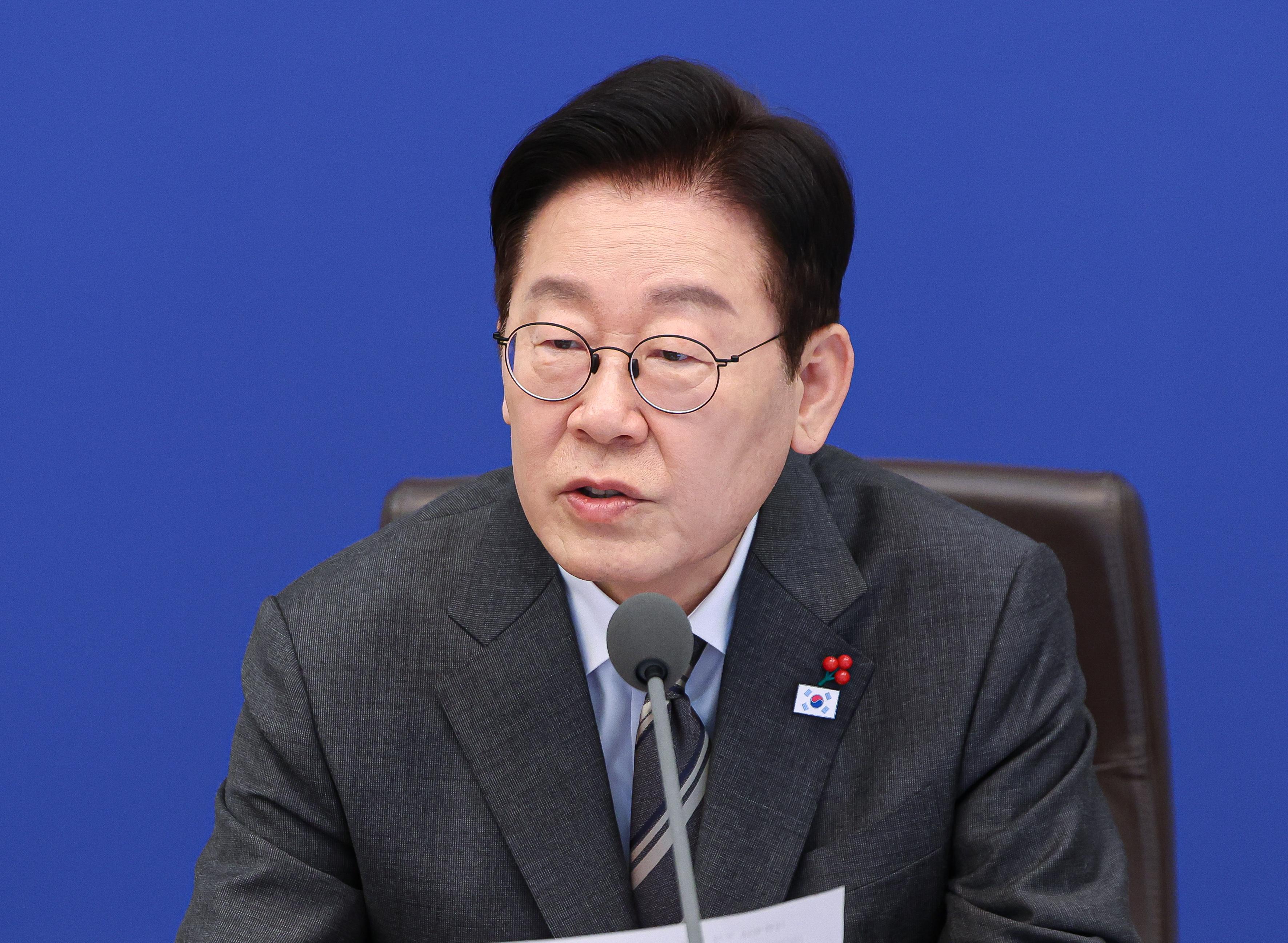 South Korean President Lee's approval rating inches down to 59 pc: Poll