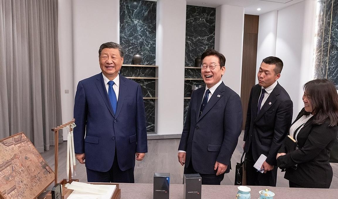 S. Korean President Lee gets Xiaomi smartphones as gift from Xi Jinping, quips about security