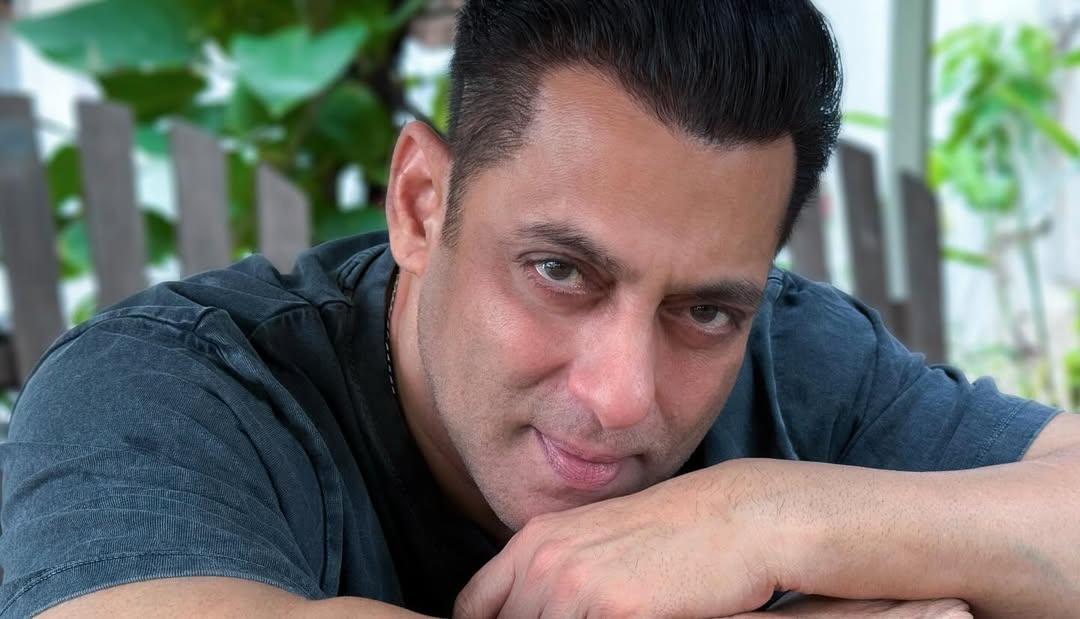 Salman Khan wishes 'Eid Mubarak' with a dapper pic