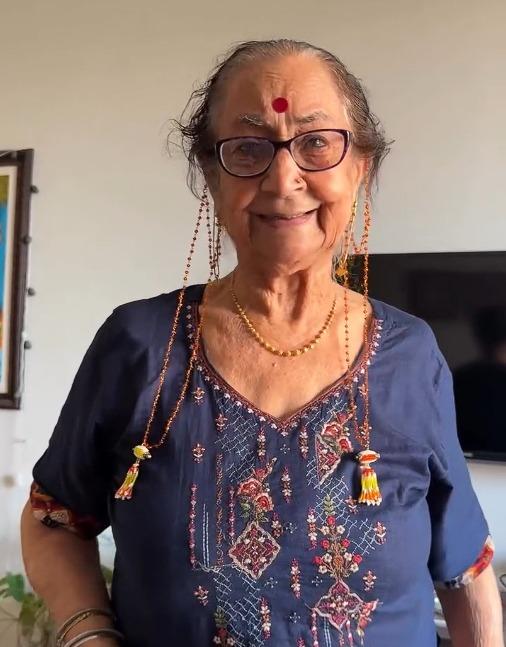 Anupam Kher’s mother Dulari turns showstopper as she flaunts a Kashmiri Mangalsutra
