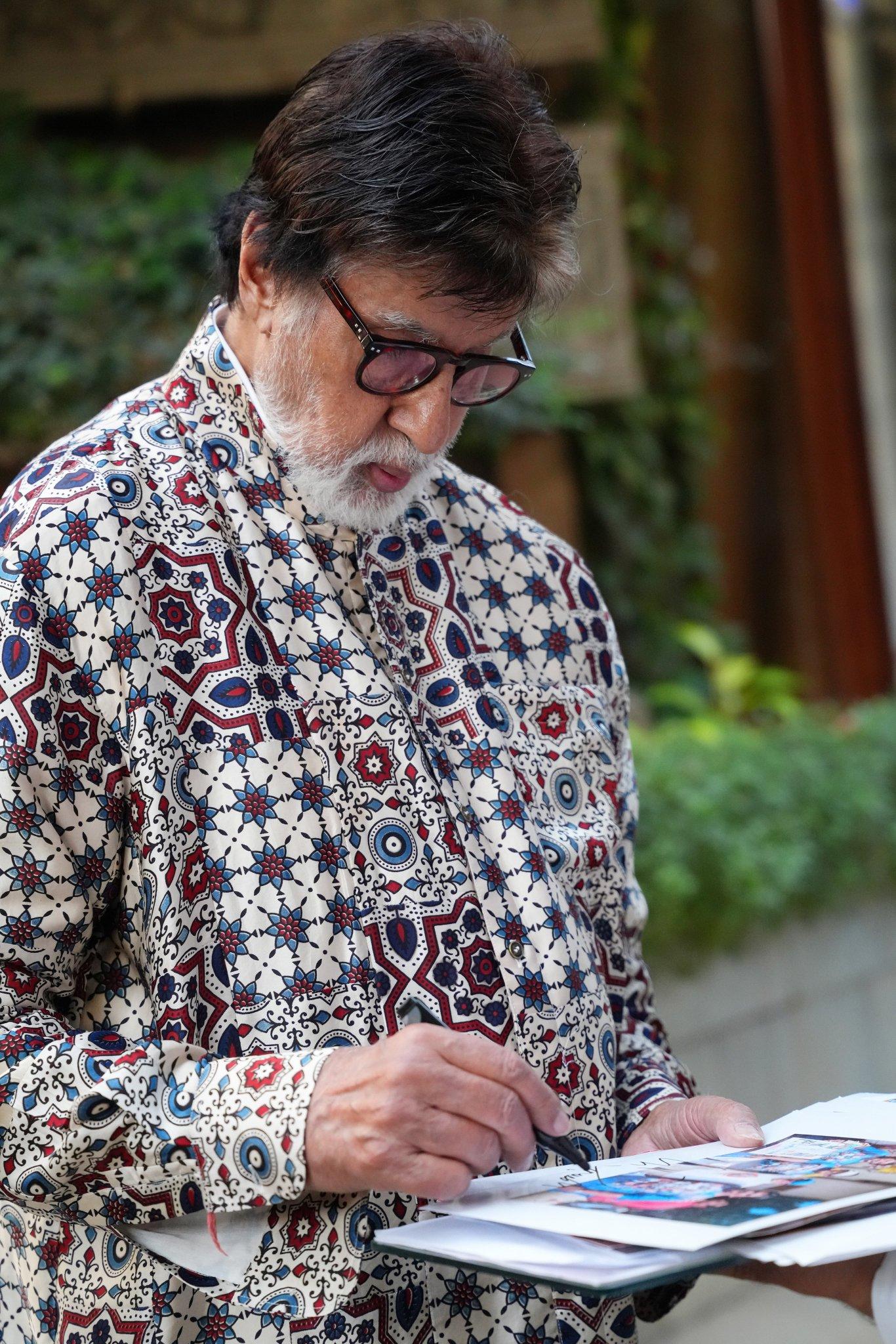 Big B apologises for not responding to his birthday wishes as his 'mobile is suddenly misbehaving'