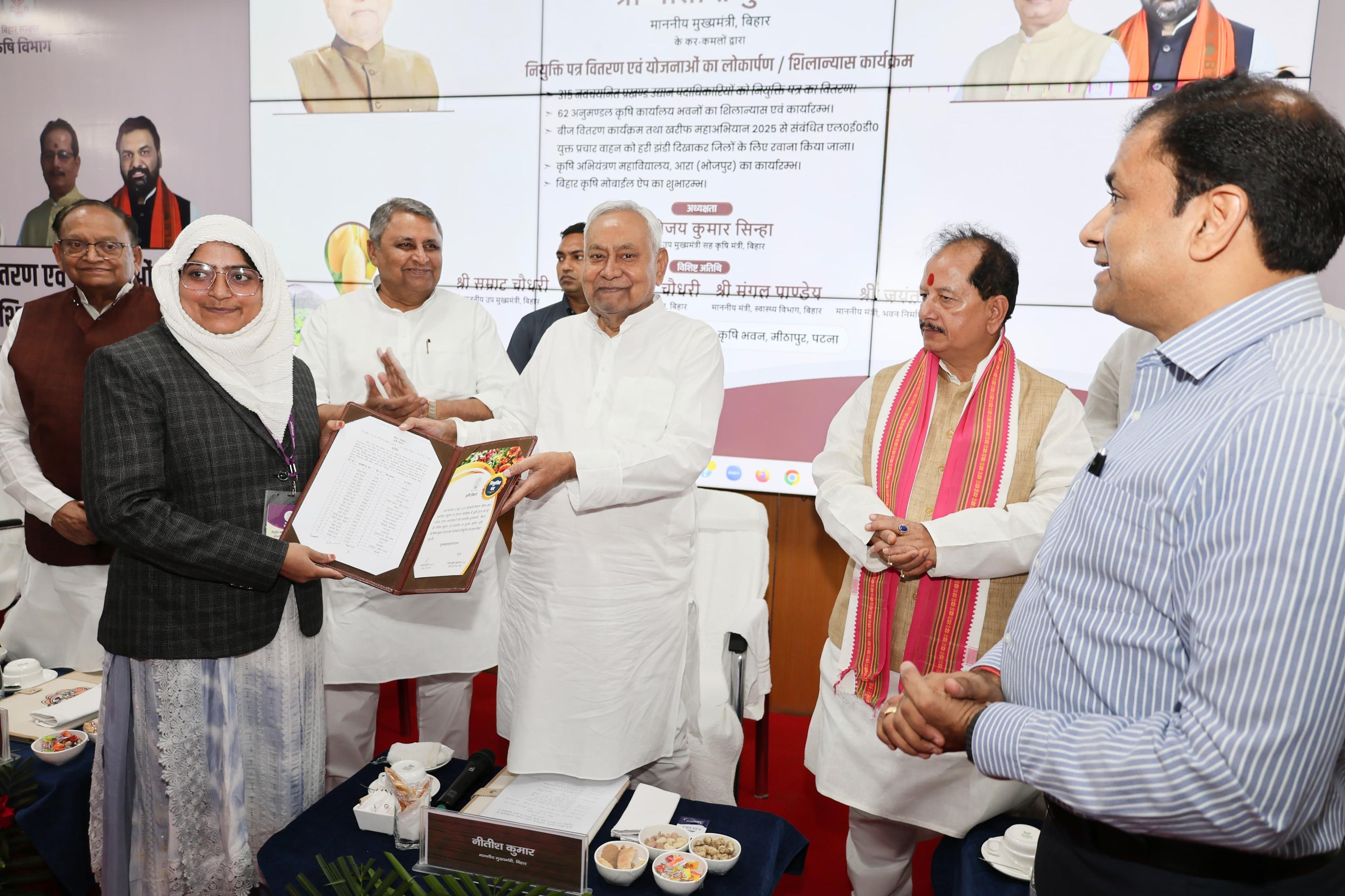 Bihar: Nitish Kumar hands over letters of appointment to 315 block horticulture officers
