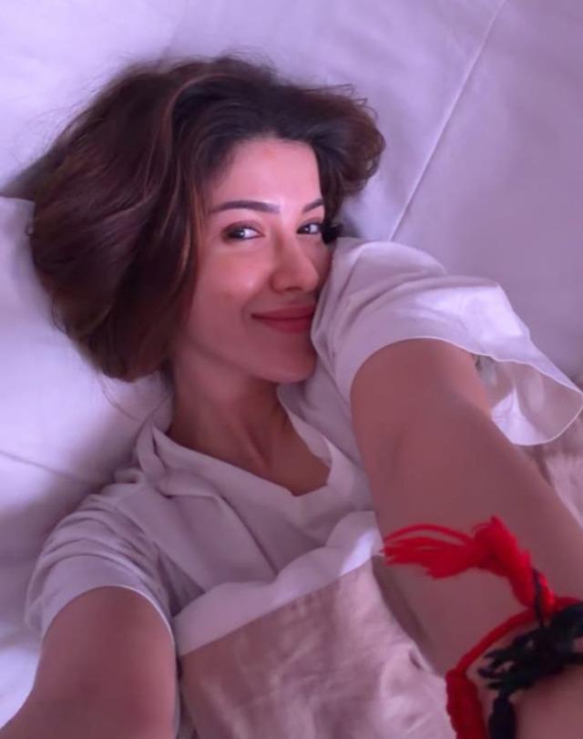 Shanaya Kapoor shows off her cheek pimple in a cute close-up