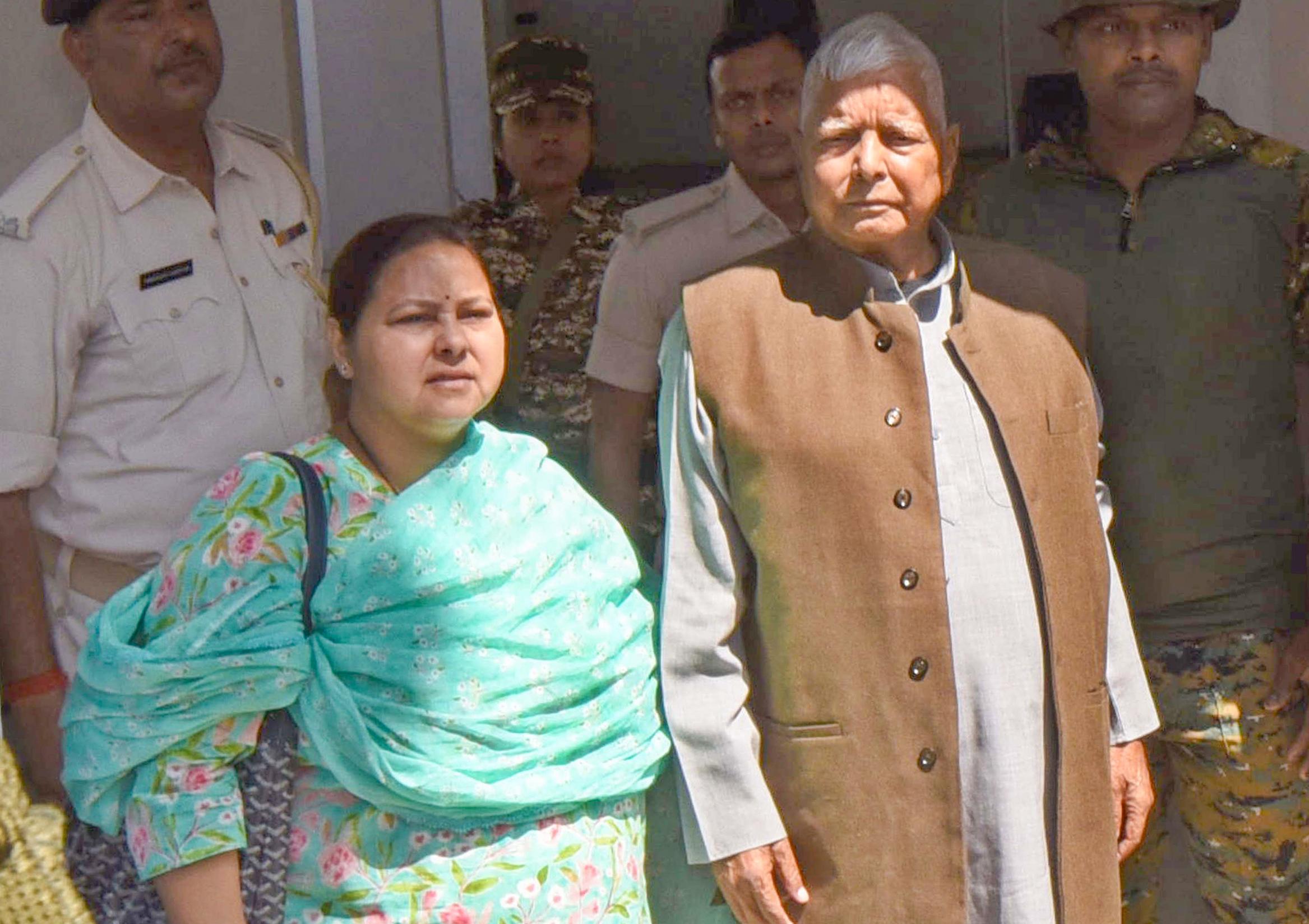 Lalu Yadav leaves for Kolkata after expelling Tej Pratap