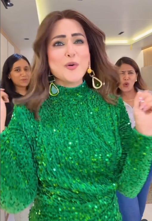 Hina Khan channels her inner Poo, recreates Kareena Kapoor's iconic scene from K3G