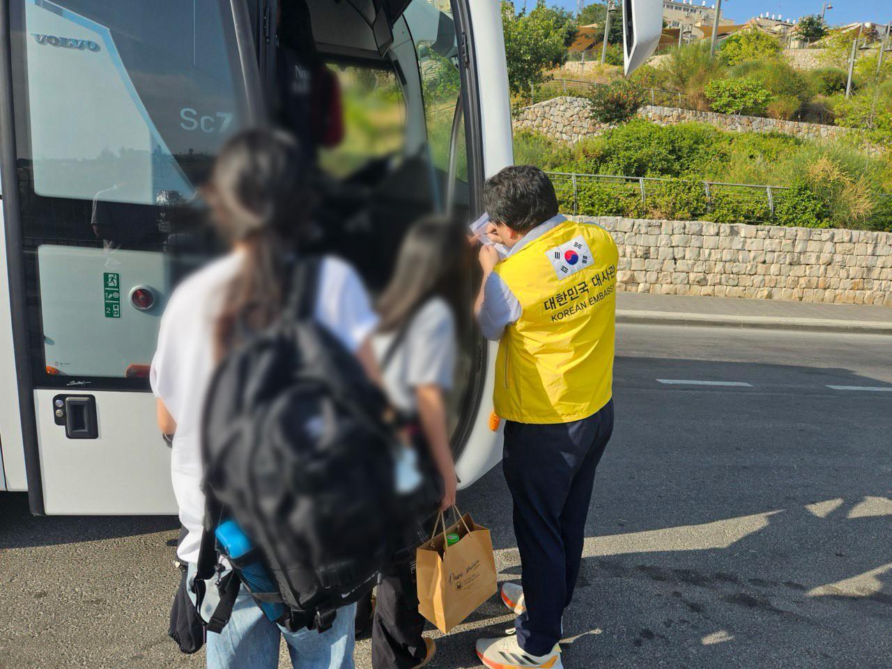 150 South Koreans, family members evacuate Iran, Israel amid escalating armed conflict: Seoul