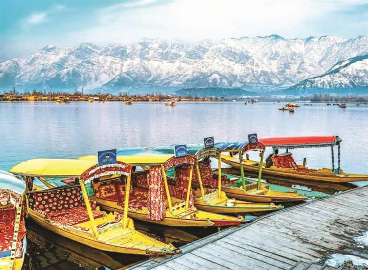 Tourists Return to Srinagar