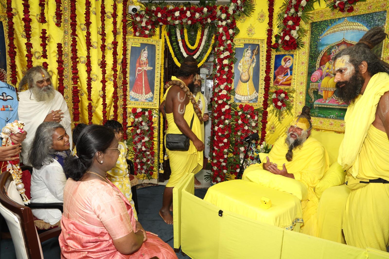 President Murmu meets Premanand Maharaj in Vrindavan ashram, holds spiritual dialogue
