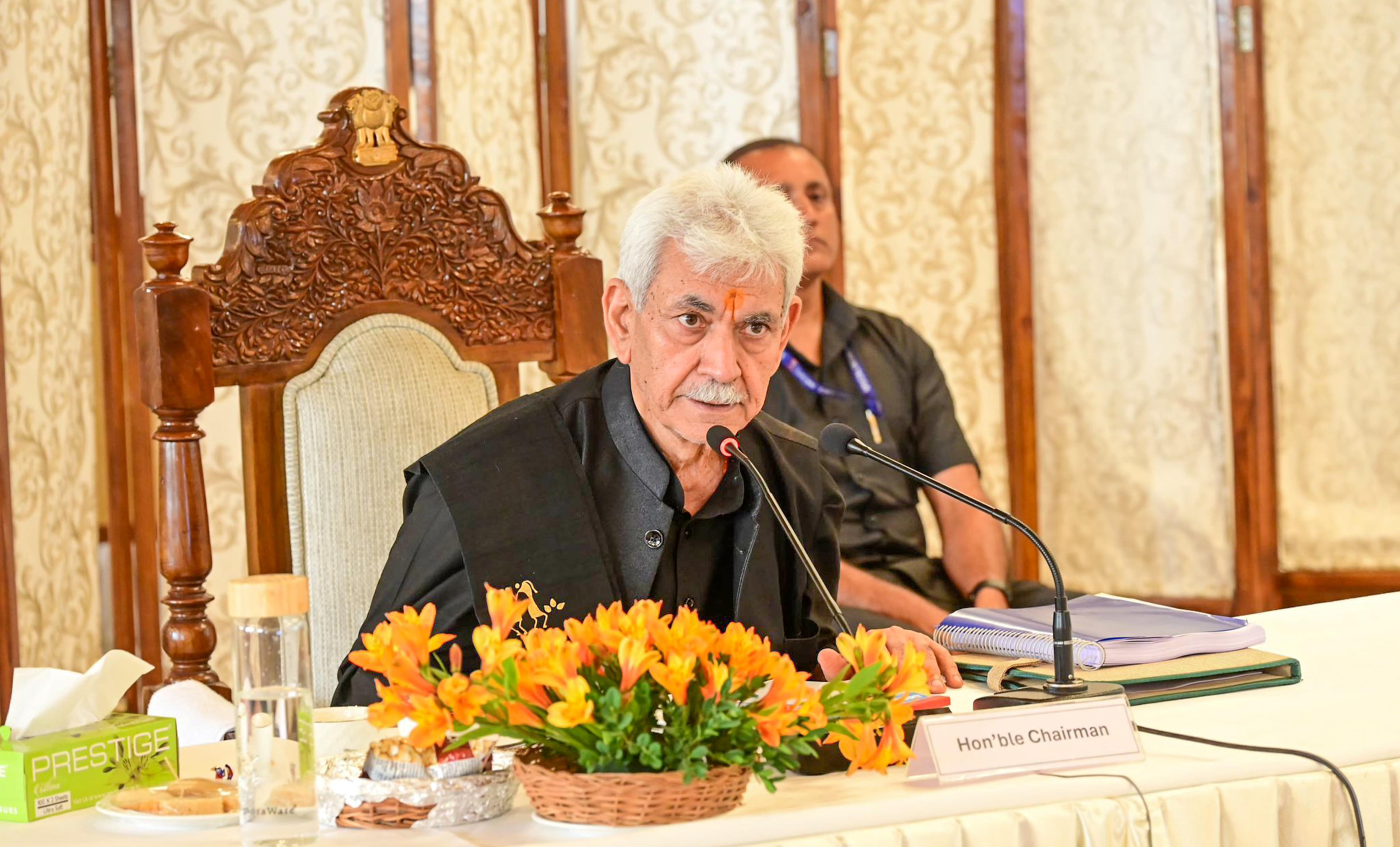 J&K L-G visits Sonamarg, interacts with hoteliers, traders ahead of Amarnath Yatra