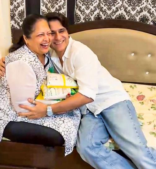Sunny Hinduja bring desi atta to his mom in Dubai: 'Atta maajhi satakli'