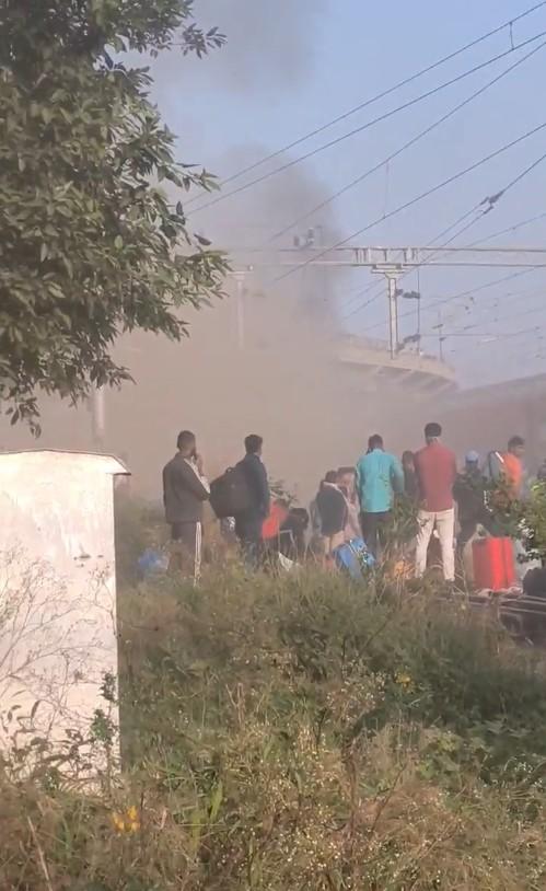 Timely intervention averts tragedy as fire breaks out at Amritsar-Saharsa Express train (Ld)