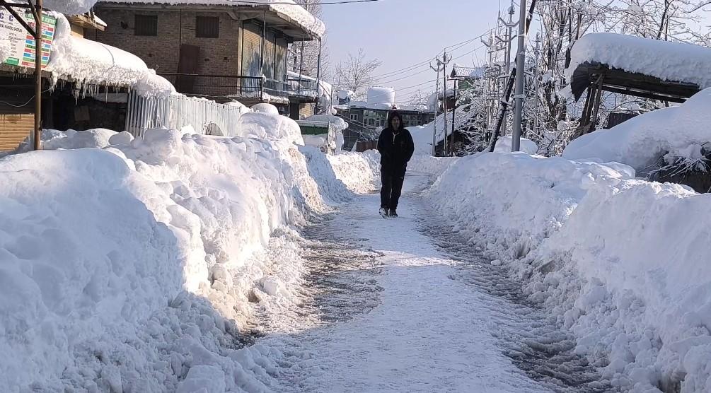 Road and electricity connectivity to be restored soon in Kashmir Valley: Divisional Commissioner