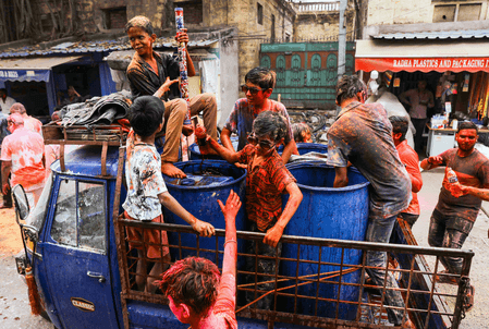 Governors, CMs of Telugu states greet people on Holi