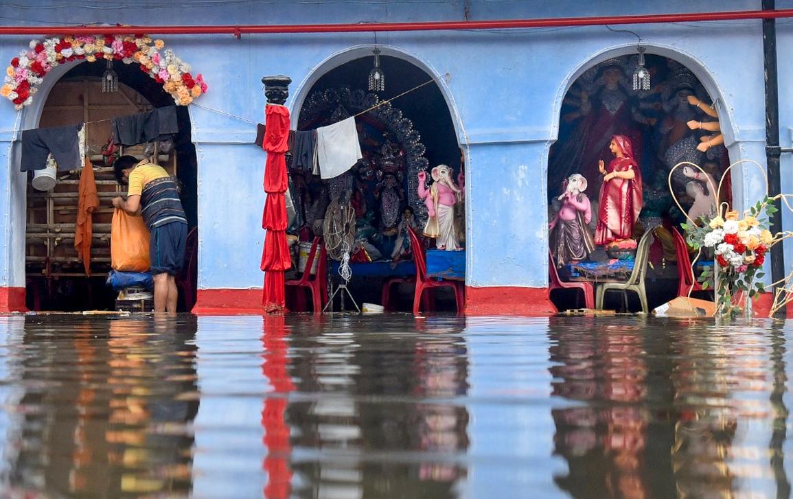 Rain plays spoilsport during Durga Puja, Kolkata drenched by thunderstorm on Ashtami