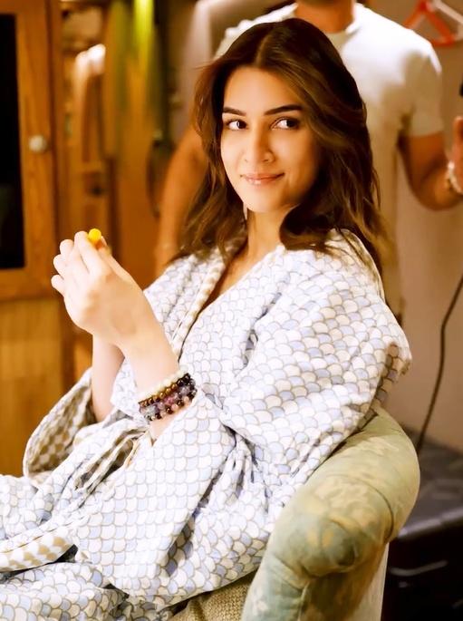 ‘90’s baby’ Kriti Sanon grooves to ‘Janam samjha karo’, ‘Pyar Dilon Ka Mela Hai’