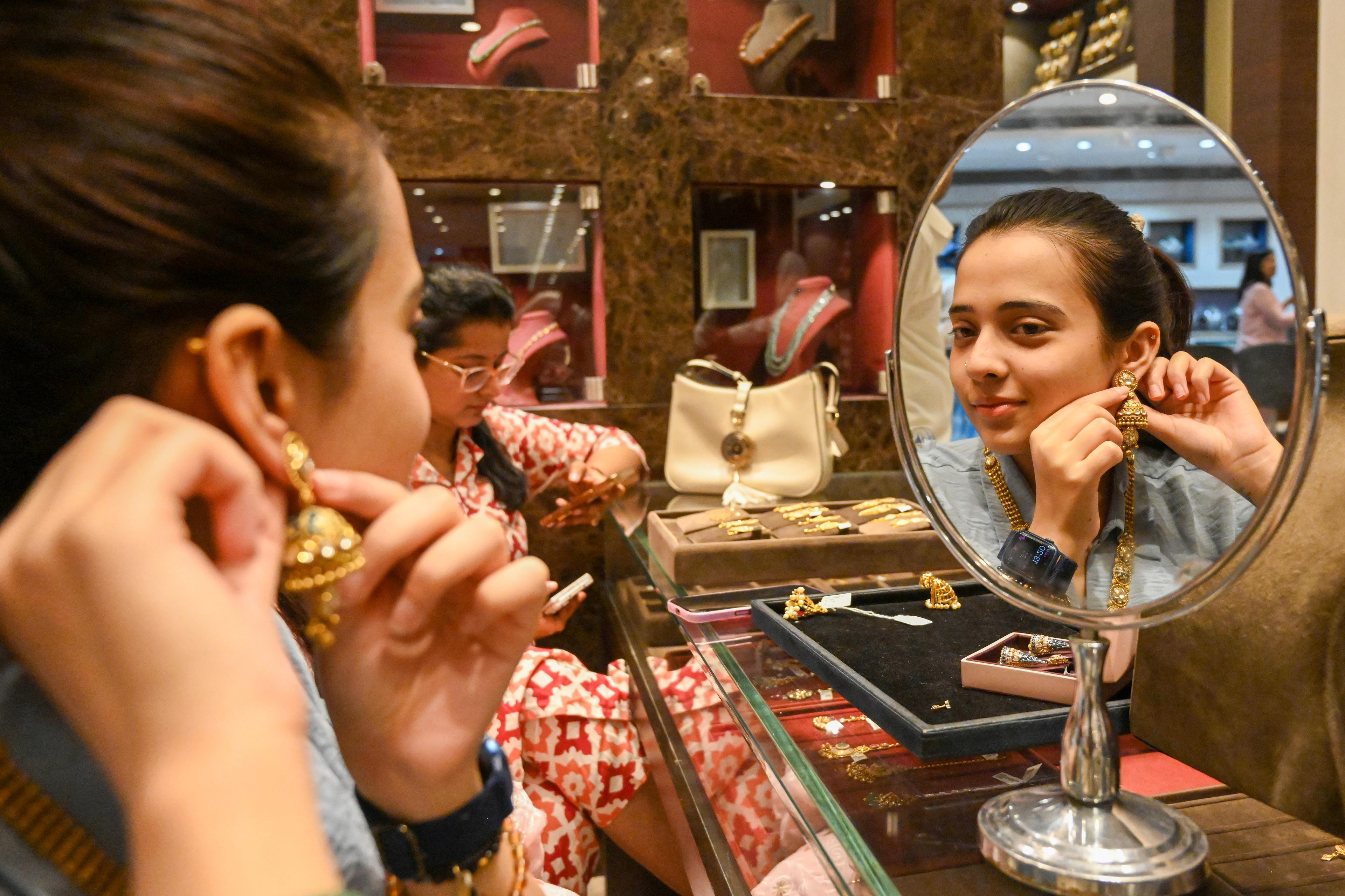 Dhanteras estimated to record Rs 1 lakh crore worth of trade: Praveen Khandelwal