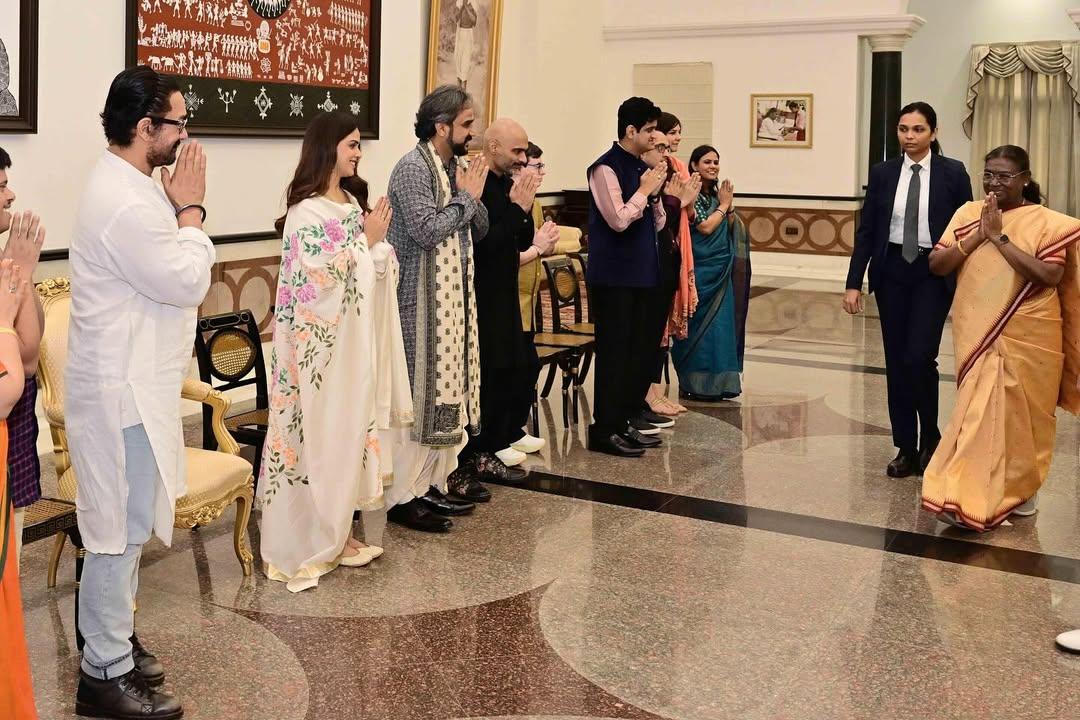 Genelia poses with President Droupadi Murmu during 'Sitaare Zameen Par' special screening