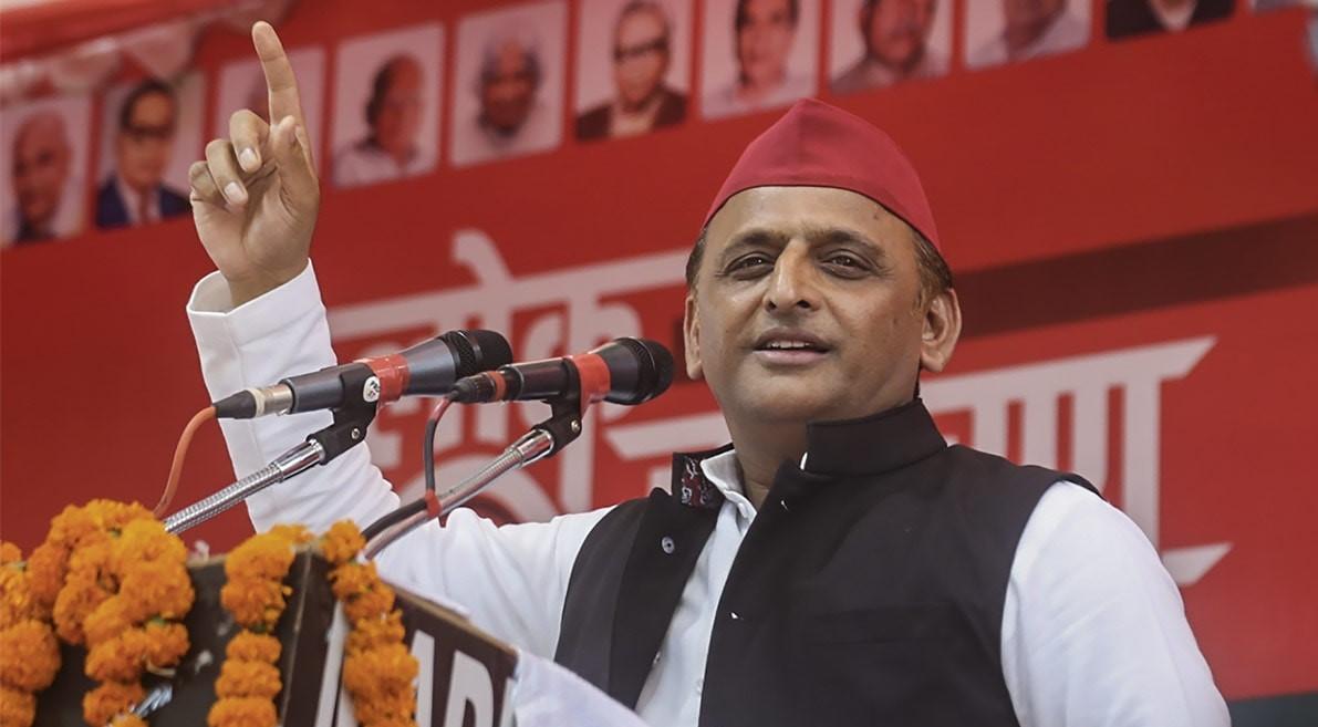 Akhilesh takes jibe at Yogi