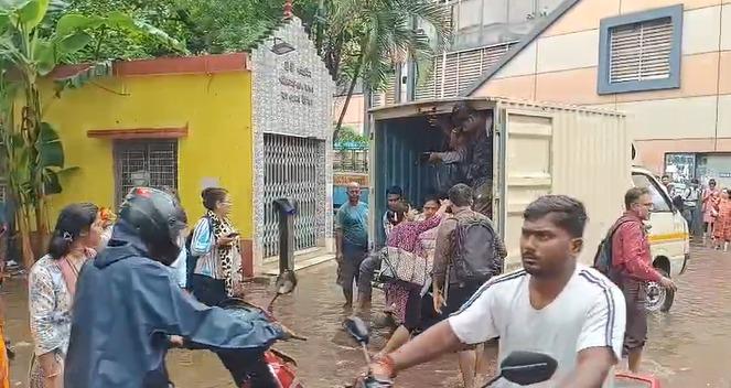 Kolkata waterlogged after cloudburst; residents hitch rides in pickup trucks to reach destinations
