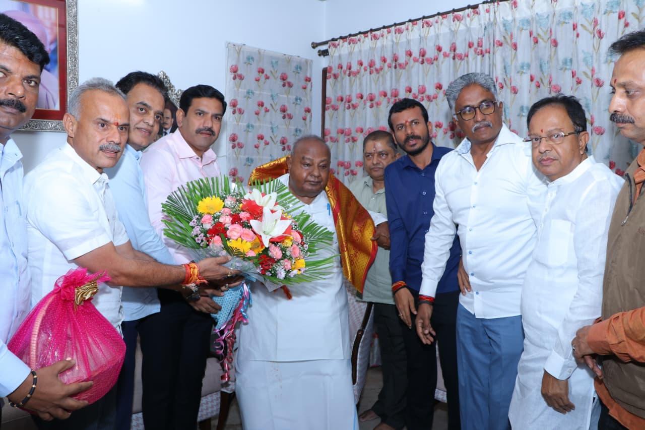 K'taka BJP delegation meets former PM Deve Gowda, seek guidance on current developments