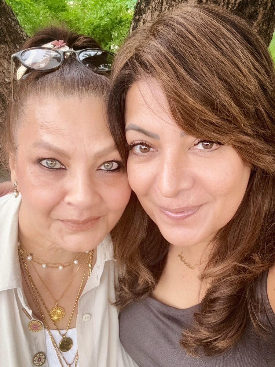 ‘Jumma Chumma’ fame Kimi Katkar makes a rare appearance, Divya Seth shares pics