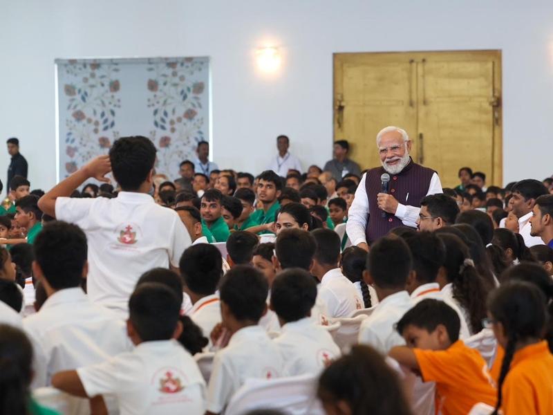 PM Modi's heart-to-heart interaction with little warriors in Raipur