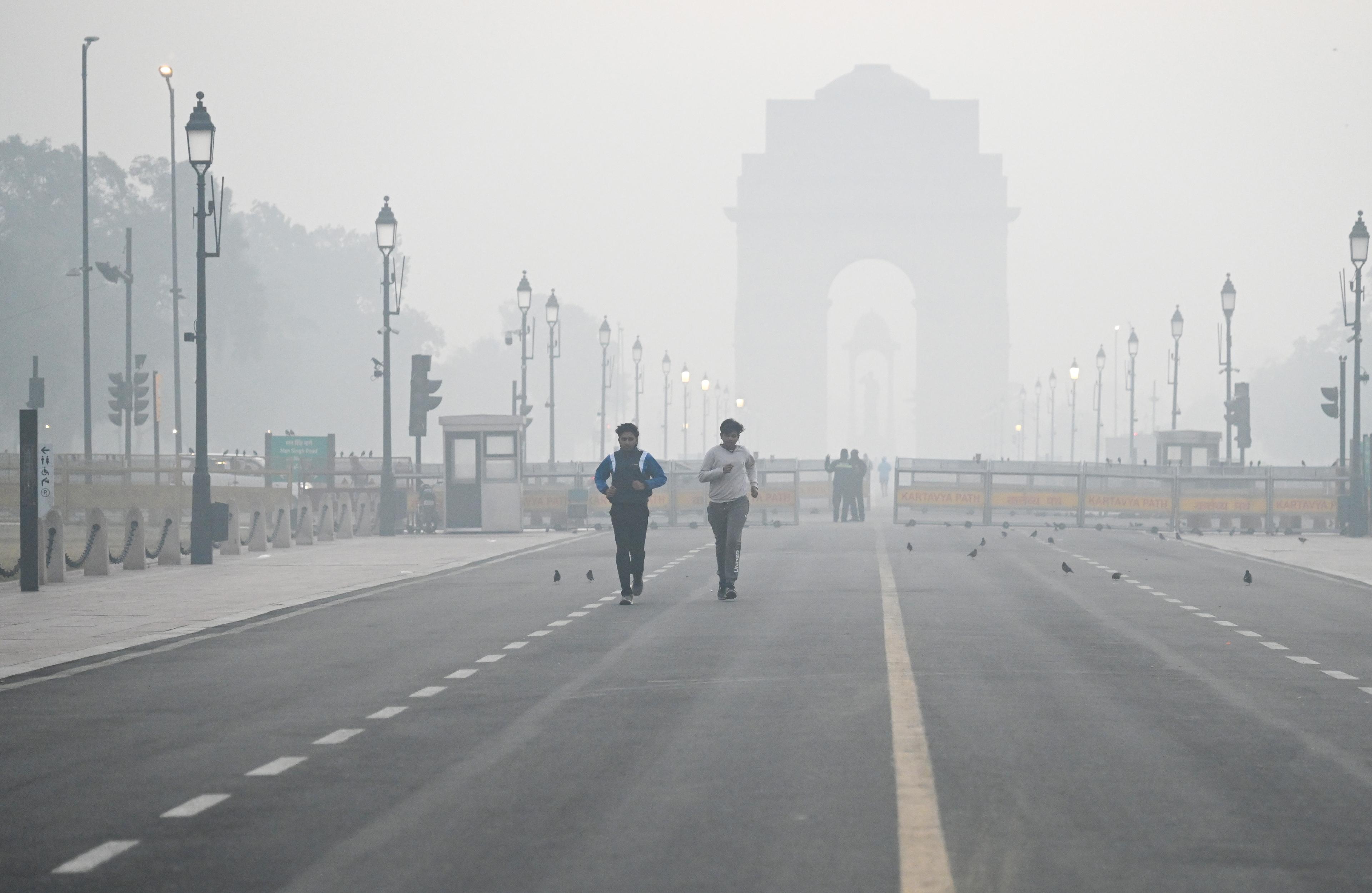 Delhi wrapped in smog as AQI hits 333; IMD issues cold wave alert for today