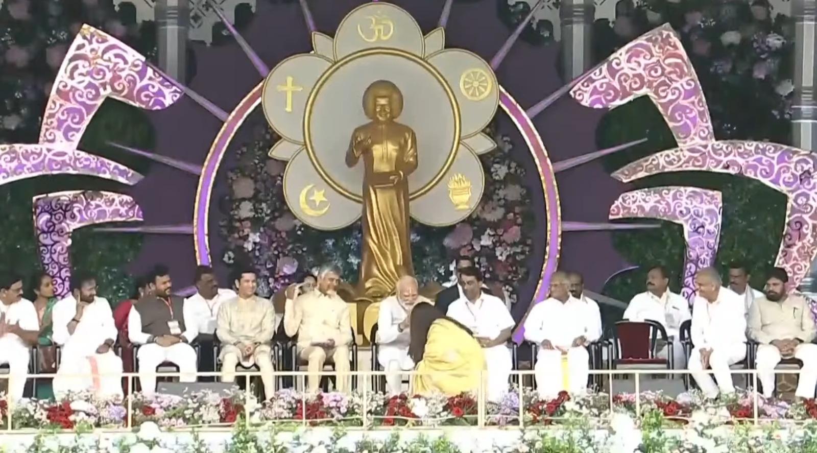 PM Modi blesses Aishwarya Rai Bachchan at centenary celebrations of Shri Sathya Sai Baba