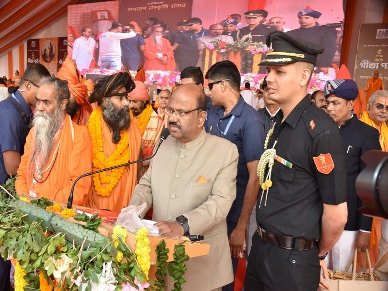 Bengal Guv likens Hindi to 'mother', English to 'midwife mother' at mega Gita recital event