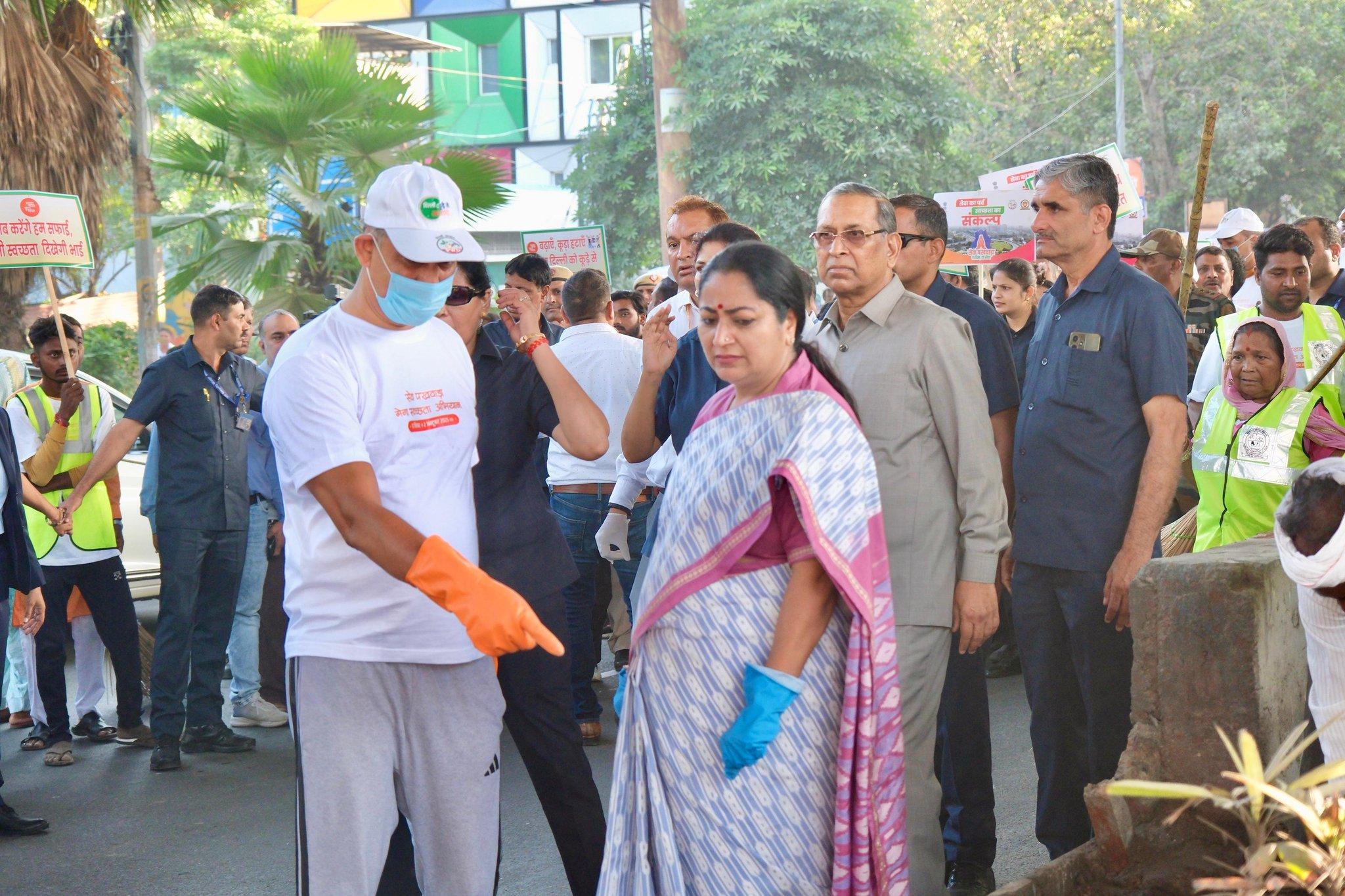 CM Rekha Gupta, ministers partake in cleanliness drive, remove garbage from Ring Road (Ld)