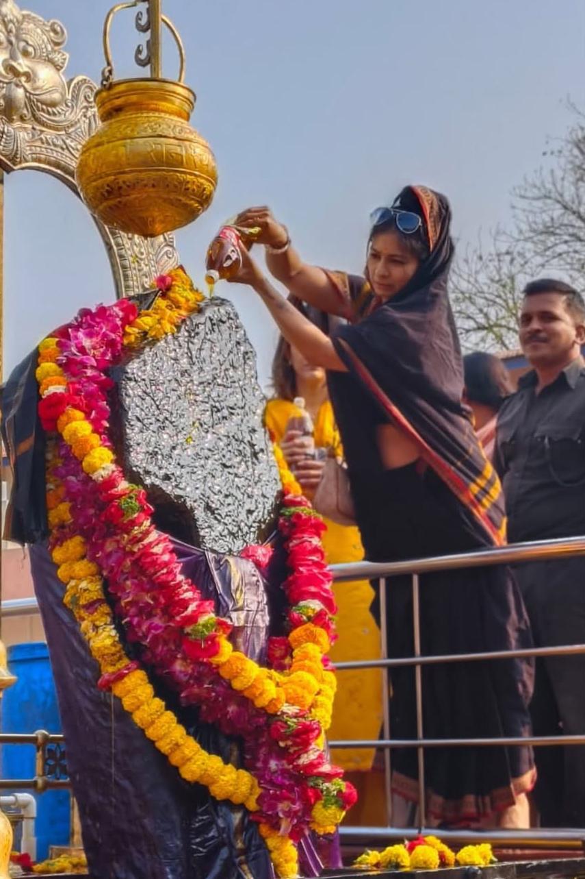 Tanishaa Mukerji visits Shani Shingnapur with her ‘Devis’, says 'no evil can touch you'