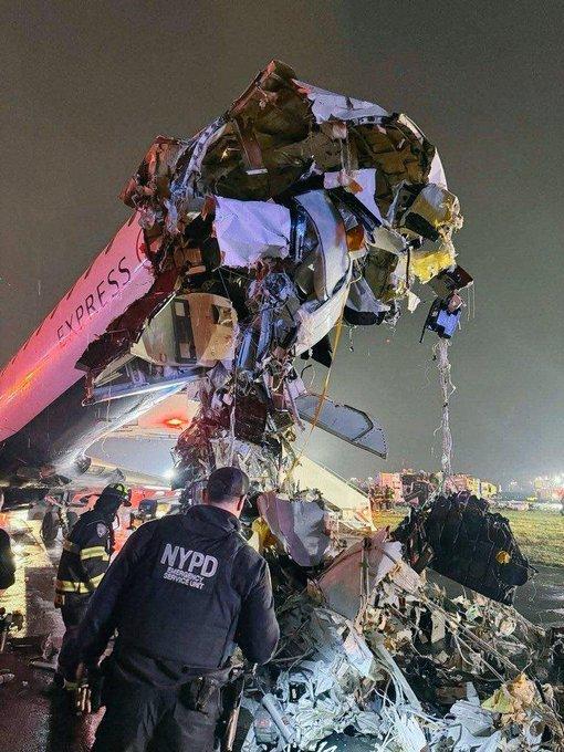 Two pilots killed as plane collides with fire truck at New York airport (Ld)