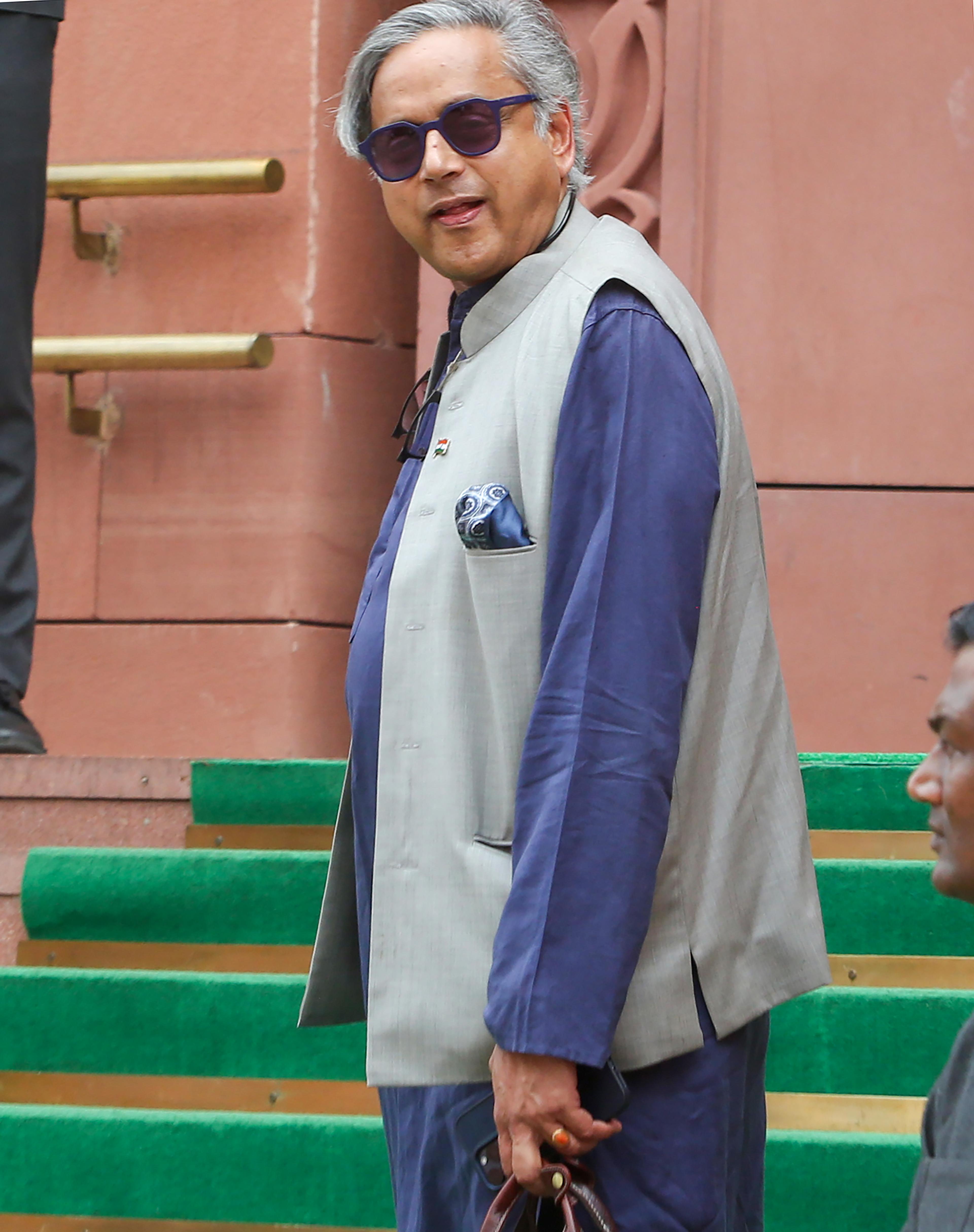 SC extends stay on defamation case against Tharoor over 'scorpion' remark