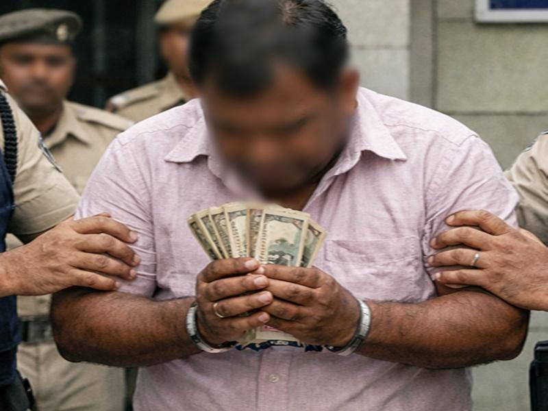 Bihar: Panchayat Secretary caught red-handed taking Rs 10,000 bribe for birth certificate
