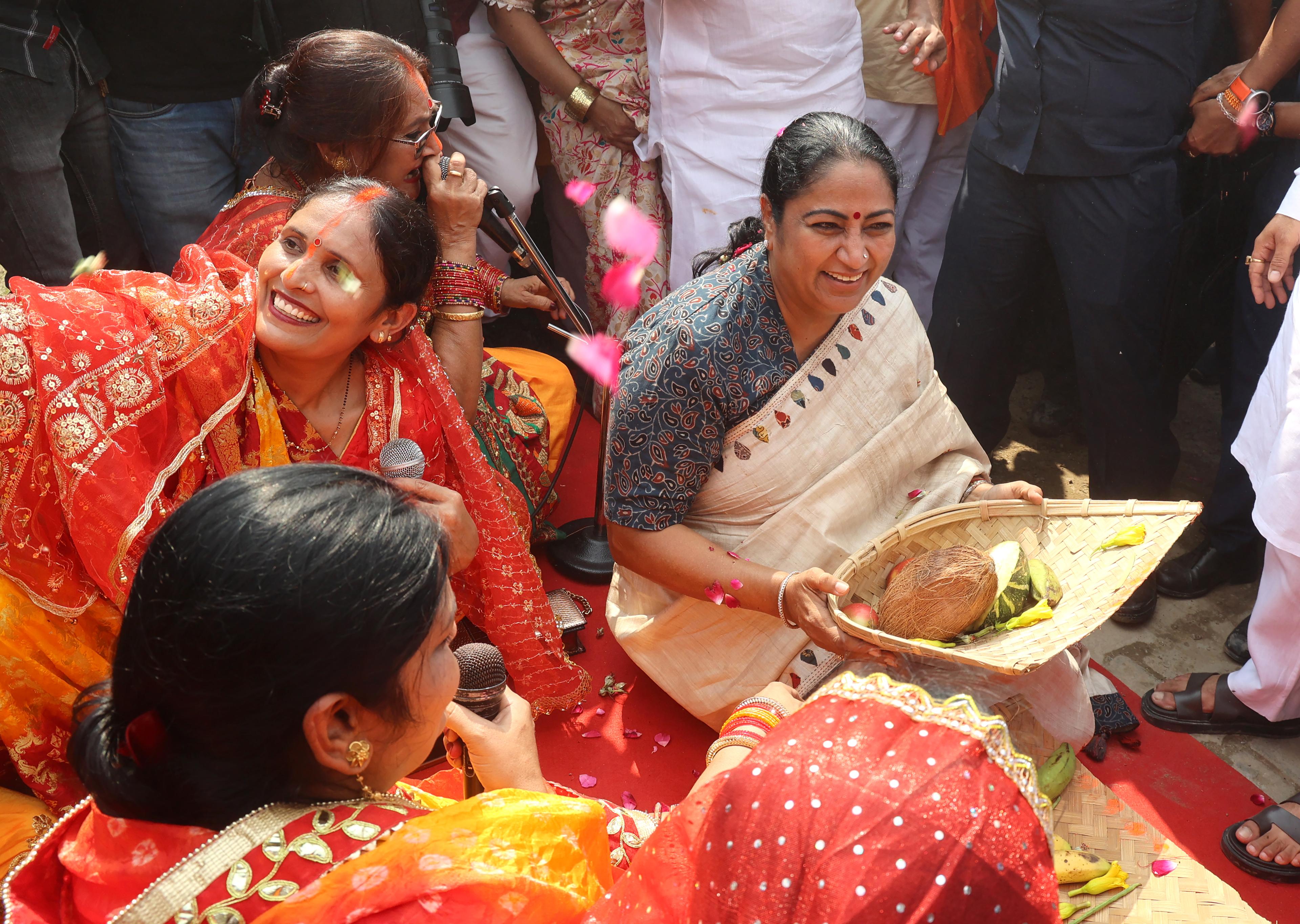 Delhi CM reviews Chhath Puja arrangements along Yamuna banks