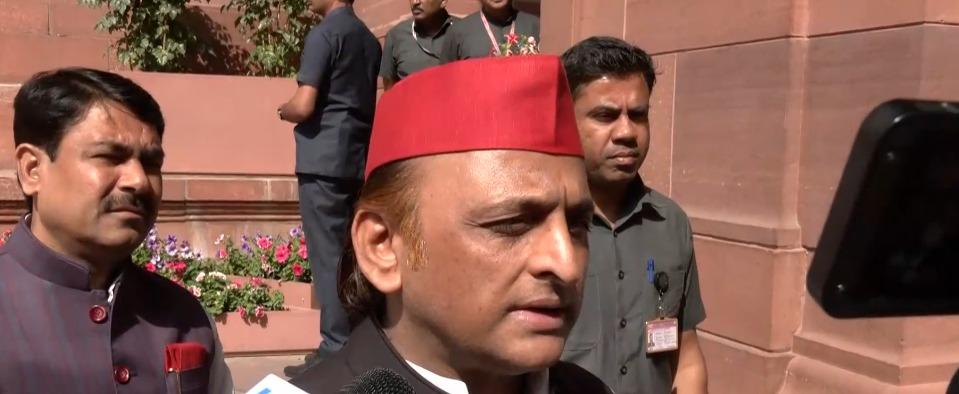 Those who once aspired to be Vishwaguru are now making people stand in long queues: Akhilesh Yadav