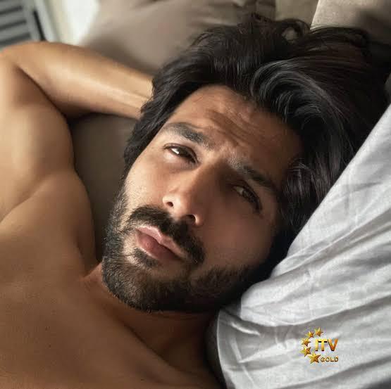 Kartik Aryan finds it difficult to kill his “vacation slumber”, returns back to the grind