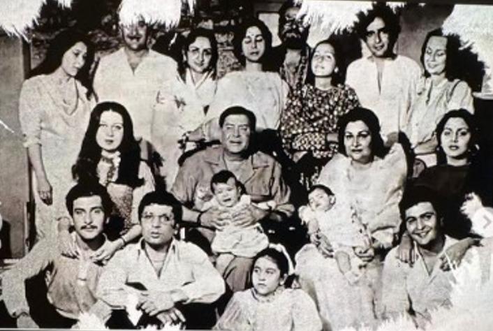 Kareena Kapoor Khan shares a rare image of the entire Kapoor clan