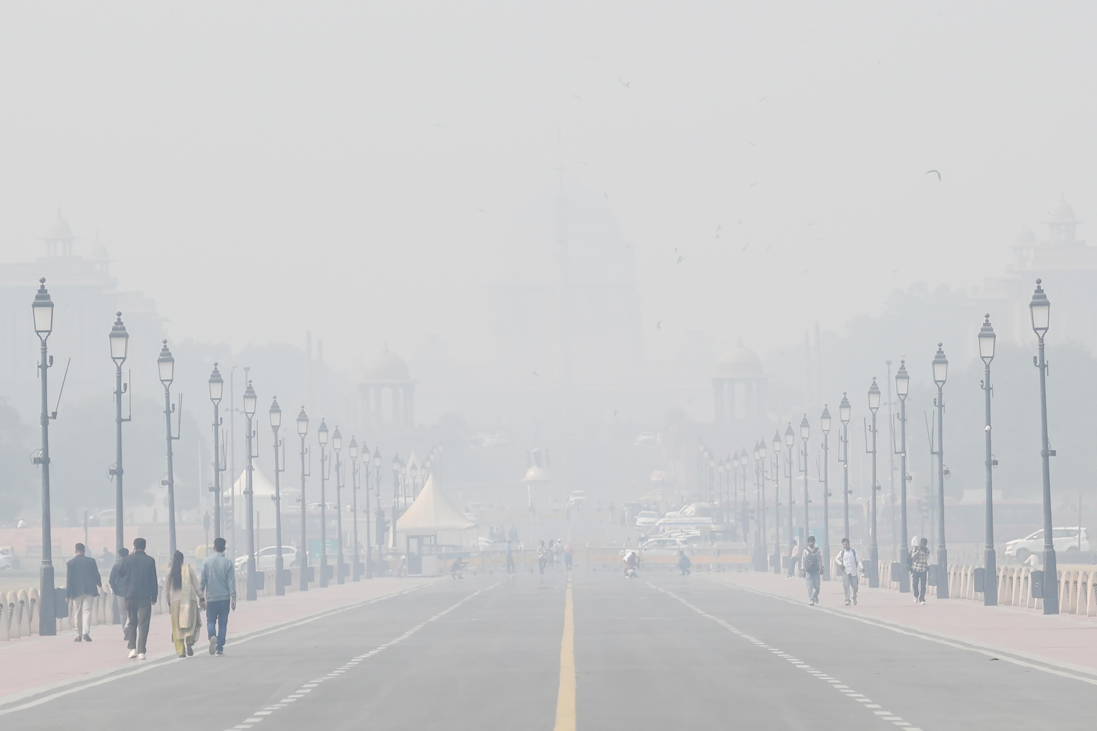 Delhi continues to battle ‘very poor’ air quality as AQI stands at 377