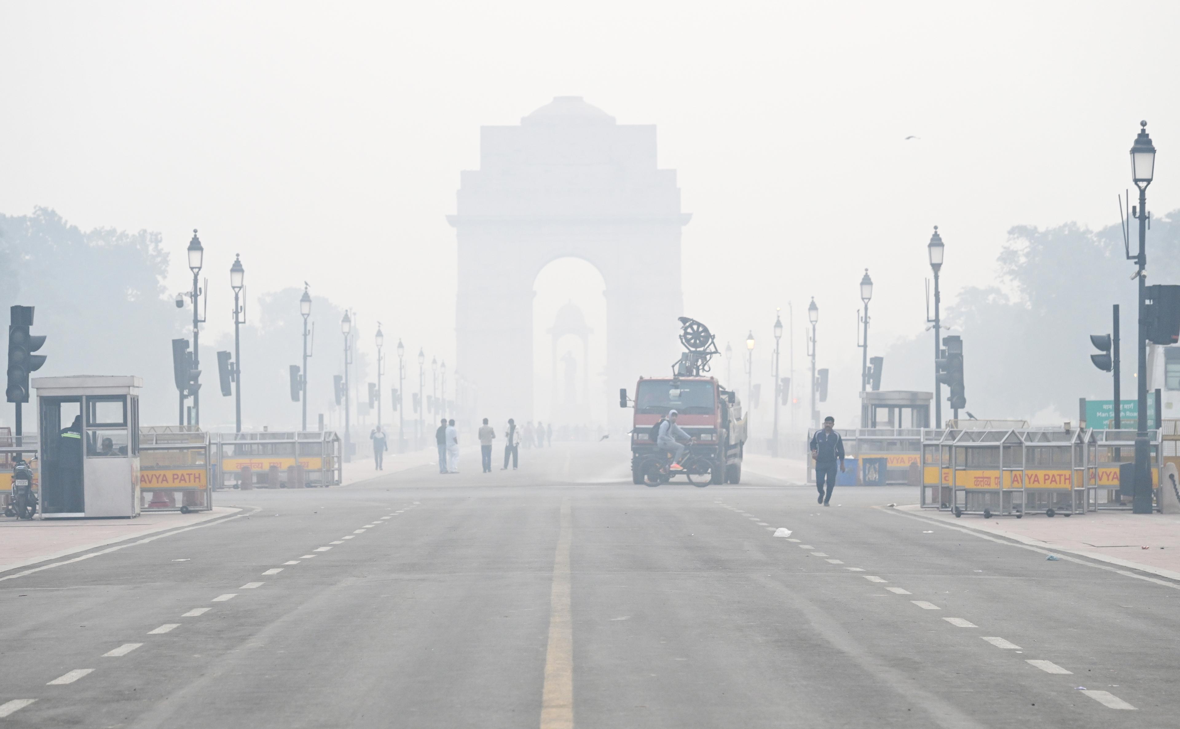 Smog blankets Delhi as city records AQI of 391