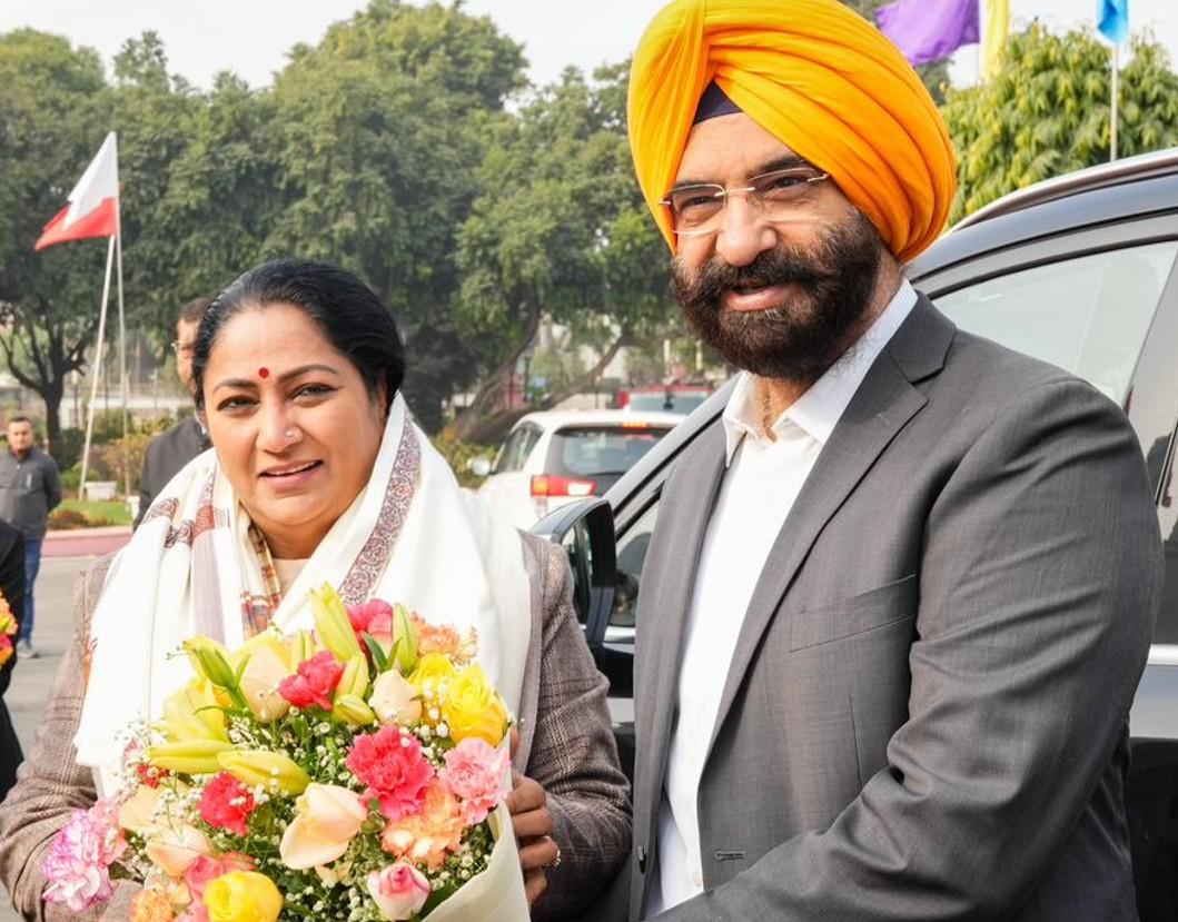 Mask-wearing AAP leaders trying to avoid Delhi Assembly discussion on pollution: Sirsa