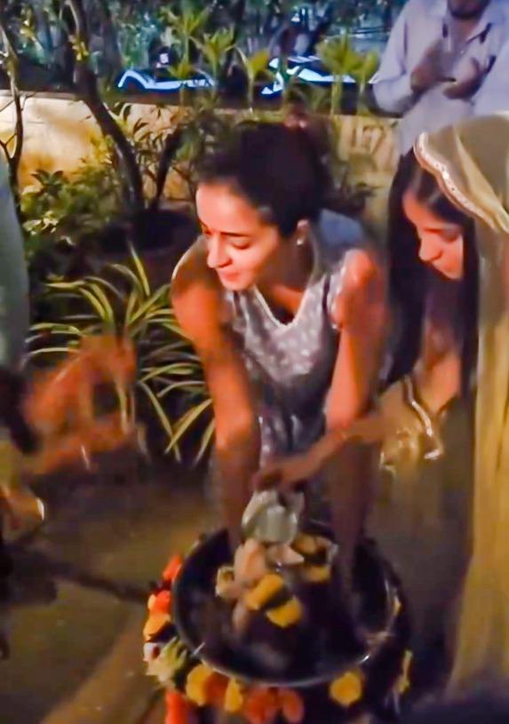 Ananya Panday performs Ganpati Visarjan, asks Bappa to 'come again next year'