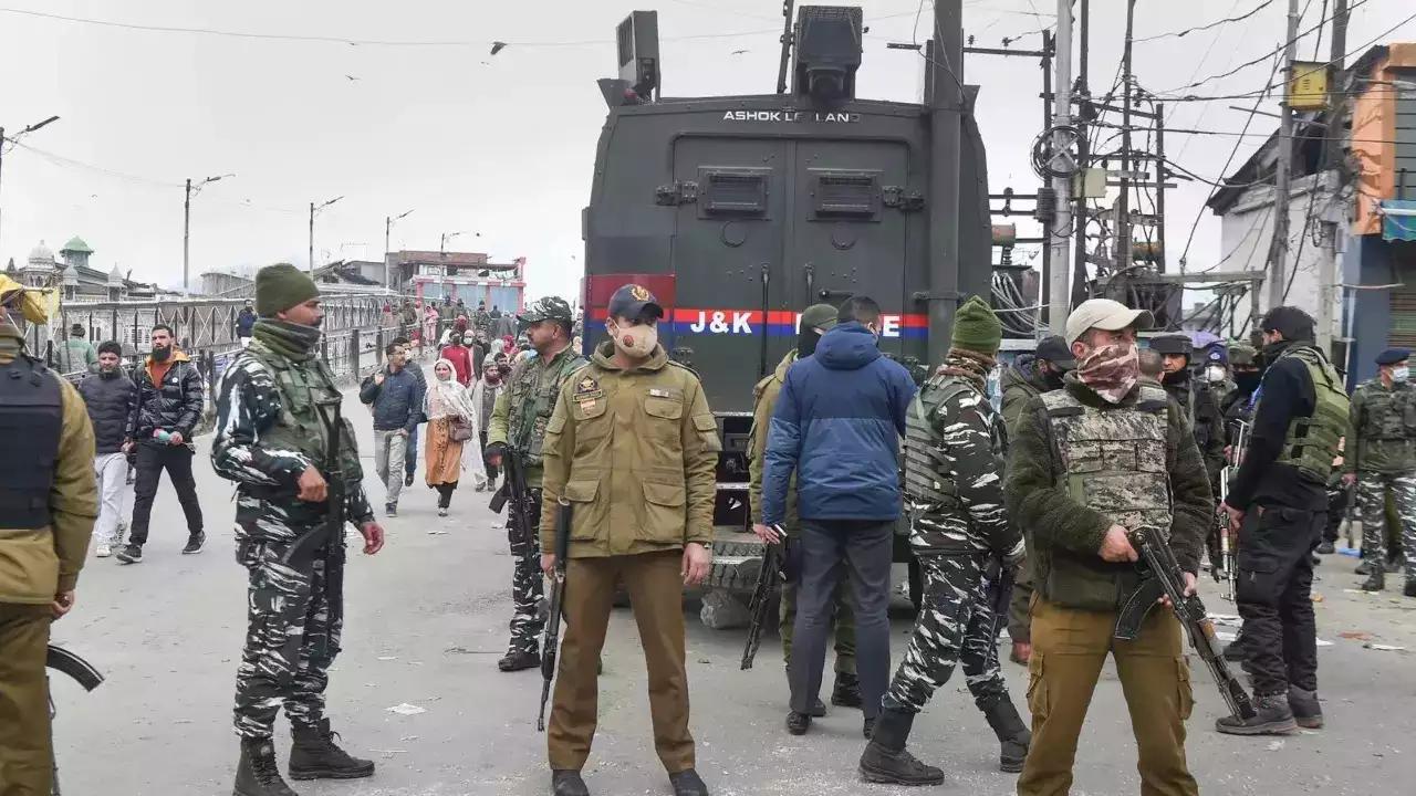 J-K Police arrests grenade attack terrorist